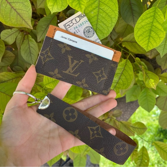 LOUIS VUITTON 2.5 in Monogram Keychain Brown - Picture 5 of 6